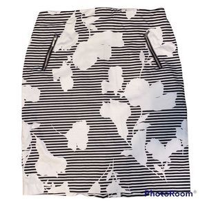 NEW YORK & COMPANY STRETCH BLACK AND WHITE FLORAL PRINT PENCIL SKIRT 10.